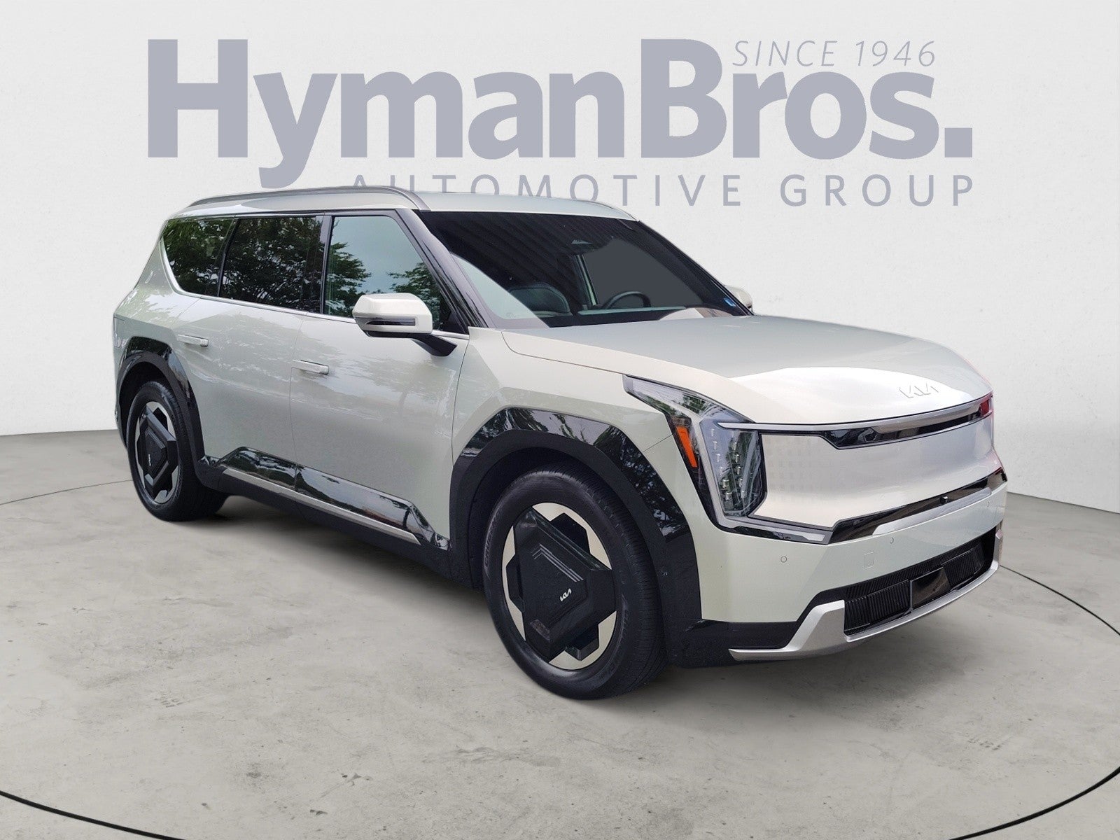 2024 Kia EV9 Land | VIP Seating, Towing Package in Ivory Silver — front three-quarter view